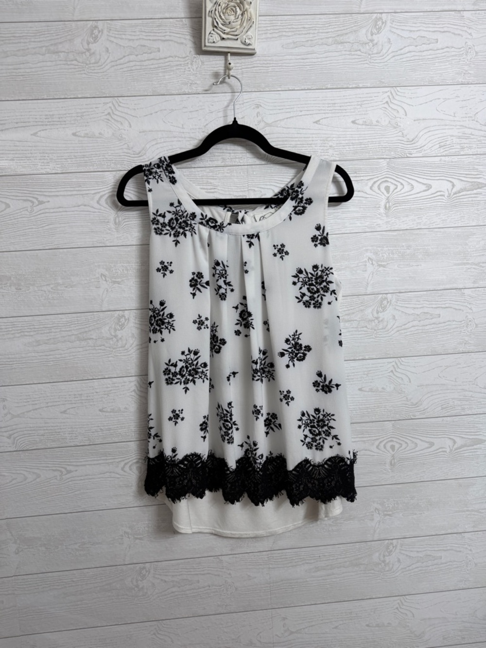Janet Chung Cream & Black Floral Sleeveless Blouse. Size 1X